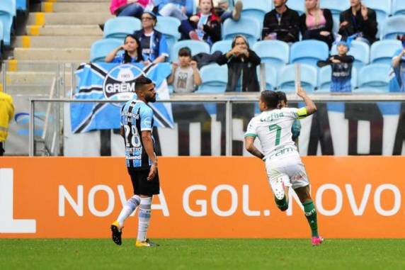 Derrota por 3 a 1, na Arena, deixa o time de Renato Portaluppi estacionado nos 50 

pontos