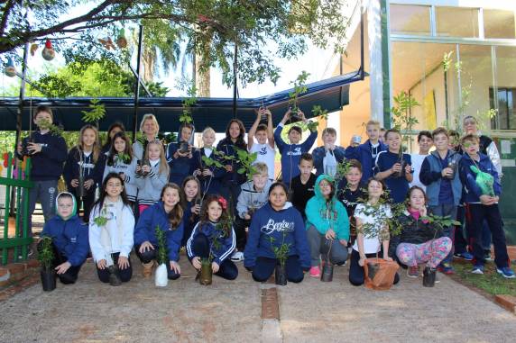 Atividade foi realizada pelos alunos da Educação Infantil e do Ensino Fundamental da Instituição. Diversas outras ações comemorativas estão 

sendo realizadas