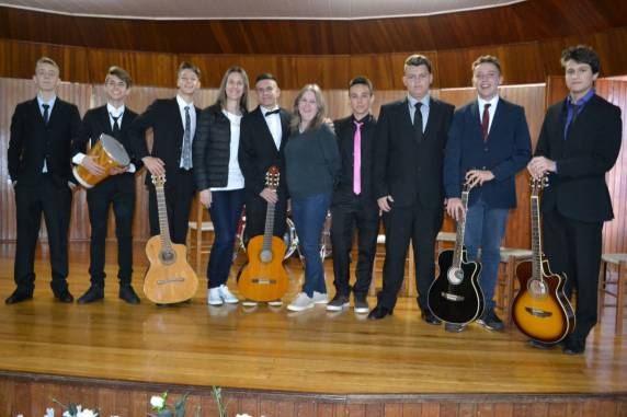 Eles fizeram releituras de obras trabalhadas em 

sala de aula com uso de poesias, encenações, declamações, paródias, vídeos e canções
