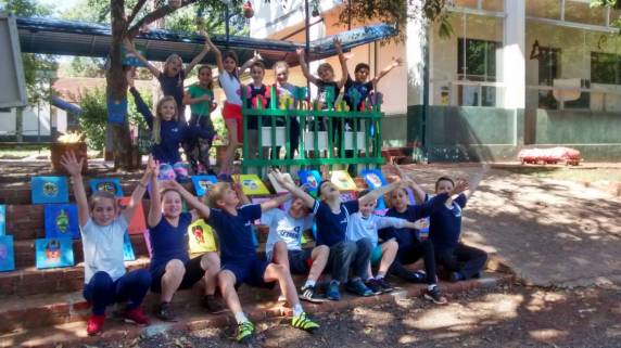 Os estudantes visitaram a mostra, apreciaram as suas ?obras? e puderam observar e valorizar a obra dos colegas de turma e de nível