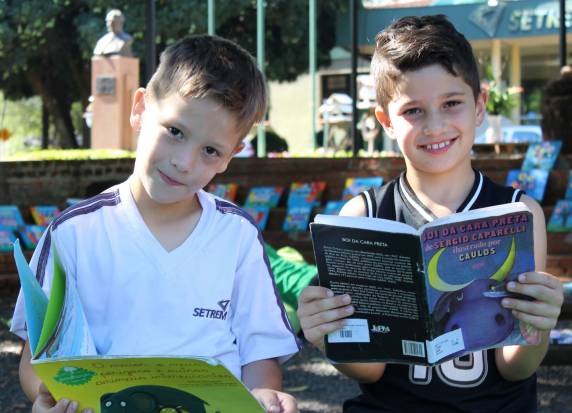 Os estudantes visitaram a mostra, apreciaram as suas ?obras? e puderam observar e valorizar a obra dos colegas de turma e de nível