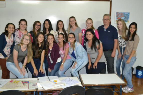 Iniciativa do 

docente Ernani Luiz Gauger desafiou as acadêmicas a levarem à sala de aula materiais usados na educação que tivessem ao menos o dobro da idade delas