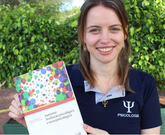 A coordenadora do curso de 

Psicologia, Dra. Regina Basso Zanon escreveu diretrizes para profissionais planejarem sessões lúdicas para crianças com autismo