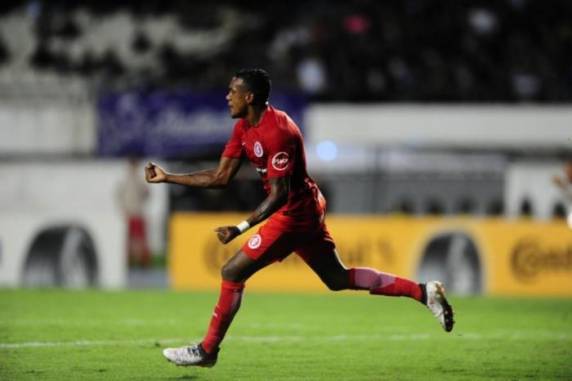 Leandro Damião e Edenilson marcaram os gols colorados na 

partida