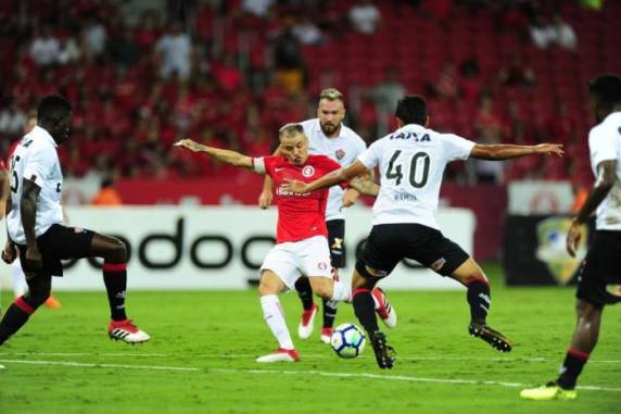 D'Alessandro marcou o gol da vitória, contando com falha do goleiro Caique