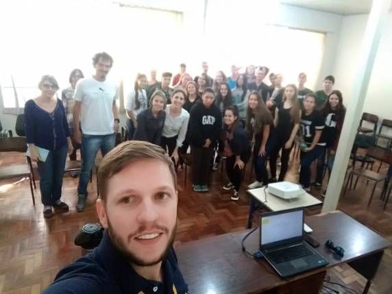 Estudantes do 

ensino médio aprenderam sobre inteligência artificial, evolução das profissões e ferramentas de cloud