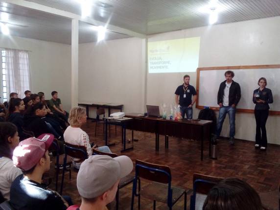 Estudantes do 

ensino médio aprenderam sobre inteligência artificial, evolução das profissões e ferramentas de cloud