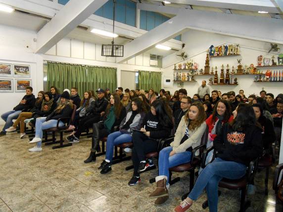 Egresso do curso superior em Sistemas de Informação Michel Lenz compartilhou com os estudantes do Polivalente o seu processo de formação e a experiência profissional