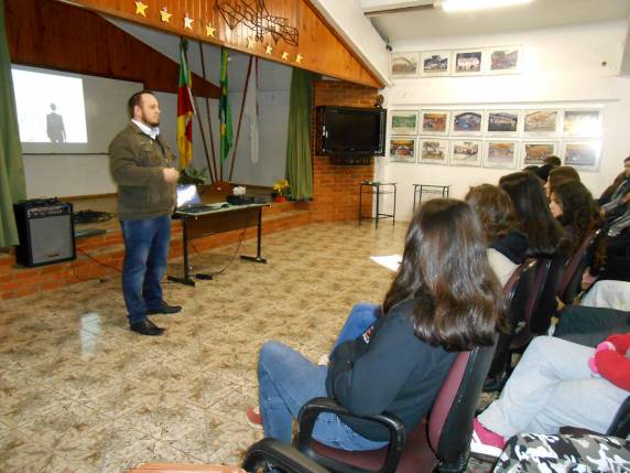 Egresso do curso superior em Sistemas de Informação Michel Lenz compartilhou com os estudantes do Polivalente o seu processo de formação e a experiência profissional