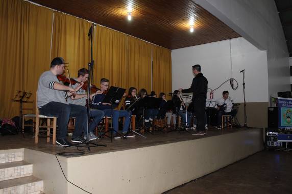 Corpos Grupo de Dança, Grupo Vocal Animus e Conjunto Instrumental Setrem se apresentaram durante a Noite Cultural