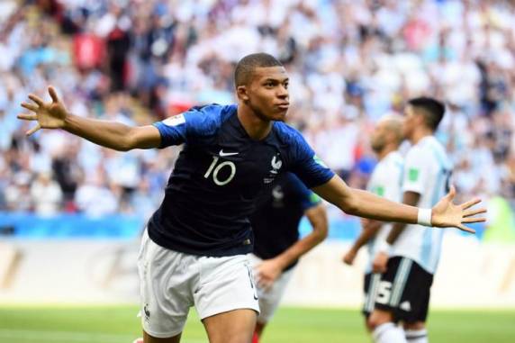 Mbappé sofreu pênalti e marcou dois gols neste sábado