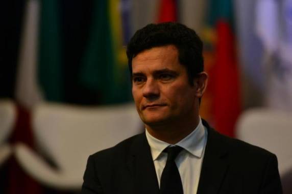 Segundo o juiz, o desembargador plantonista não teria competência para sobrepor-se à decisão da 8ª Turma do Tribunal Regional Federal da 4ª Região e do plenário 

do Supremo Tribunal Federal