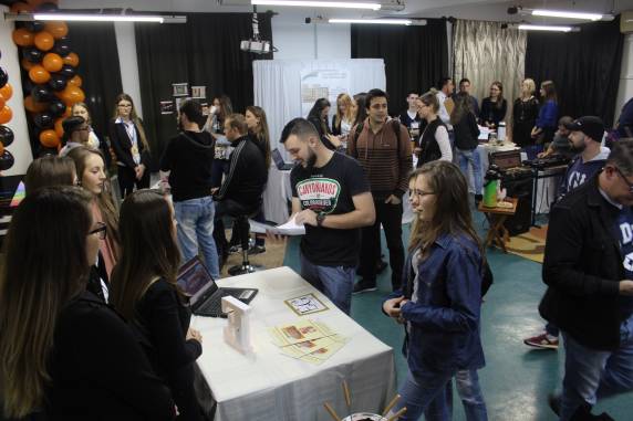 Evento é promovido na disciplina de Gestão Empreendedora, do curso superior de Administração e simula uma feira de negócios