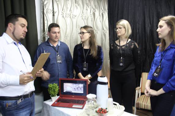 Evento é promovido na disciplina de Gestão Empreendedora, do curso superior de Administração e simula uma feira de negócios