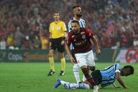 Everton Ribeiro marcou o único gol da partida aos cinco minutos do primeiro tempo