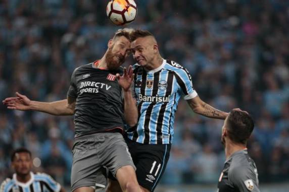 Tricolor superou os argentinos no tempo regulamentar e nas cobranças