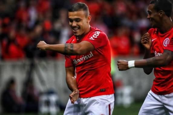 William Pottker e Rodrigo Dourado marcaram os gols colorados no Beira-Rio