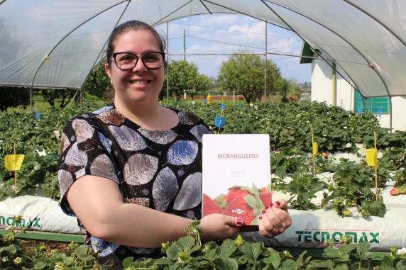 Dra. Ana Paula 

Cecatto ajudou a elaborar capítulo sobre sistemas de produção de morangos fora do solo