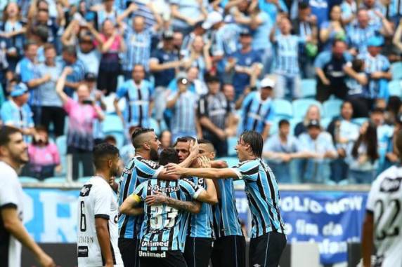 Tricolor fica atrás duas vezes, mas consegue virada no segundo tempo e fica a quatro pontos do líder São Paulo