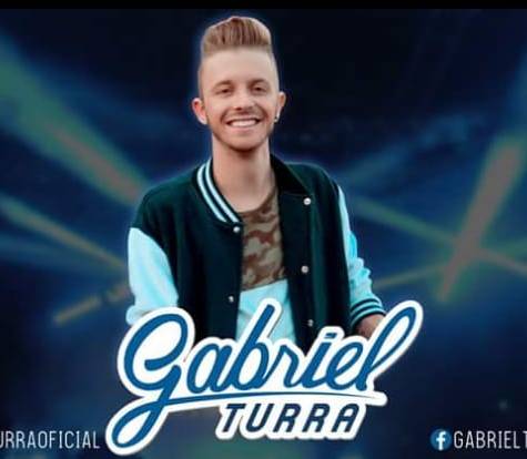 Natural de Tuparendi, o cantor e compositor sertanejo de 20 anos inicia sua carreira após uma cirurgia