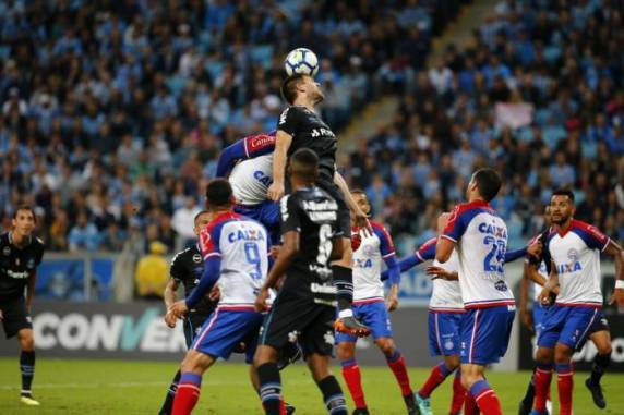 Juninho Capixaba e Jael marcaram no segundo tempo para o 

Tricolor