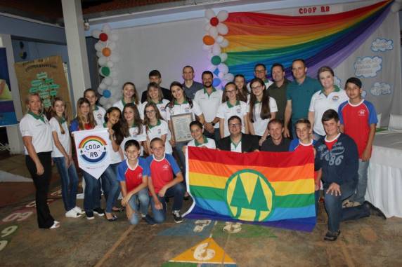 Alunos da Escola Municipal de Ensino Fundamental Rui Barbosa fundaram a primeira 

Cooperativa Escolar de São José do Inhacorá - a COOP RB