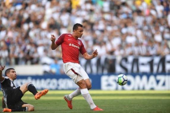 Colorados saíram na frente com Leandro Damião, mas levaram o gol de empate ainda no 

primeiro tempo