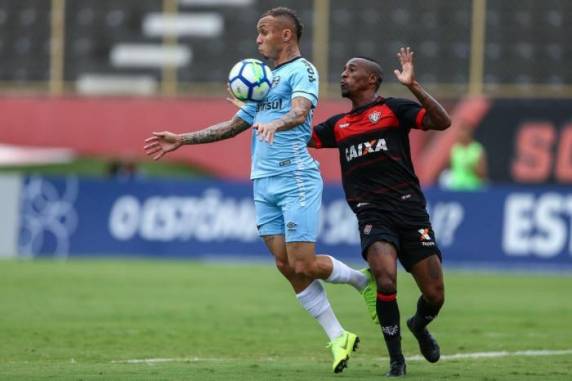 Com o empate em Salvador, Tricolor corre risco de ser 

ultrapassado pelo São Paulo, que enfrenta o Sport, no Morumbi, nesta segunda-feira