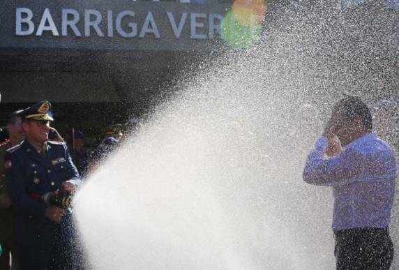 Ato é ritual tradicional do Corpo de Bombeiros. Antes, governador e vice, Daniela Reinehr (PSL), assinaram termo de posse na Alesc