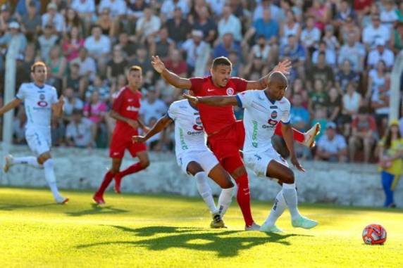 Sobis errou pênalti e, mesmo com um jogador a mais durante boa parte do segundo tempo, time colorado chegou a três jogos sem vencer no Gauchão