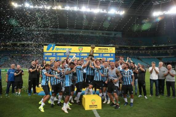 Vitória por 6 a 0 levou o time de Renato a 16 pontos, na liderança do Gauchão