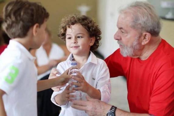 Carolina Lebbos tomou decisão após pedido da defesa e parecer favorável do Ministério Público Federal. Governo do Paraná mobilizou uma aeronave para o deslocamento do ex-presidente