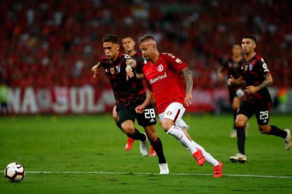 Nico e Edenilson marcaram para os colorados, mas Pratto e De La Cruz deixaram tudo igual