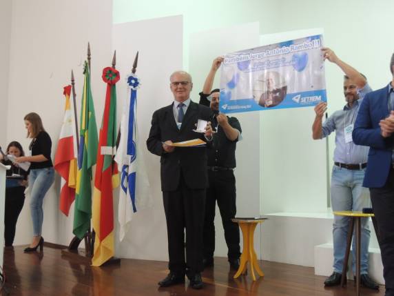 Jorge Antônio Rambo foi agraciado com a Medalha de Ouro, a mais alta honraria entregue pelo Conselho Regional de Administração do Rio Grande do Sul (CRA-RS)