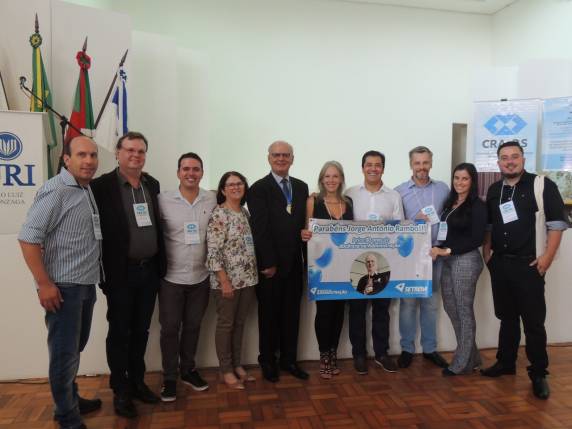 Jorge Antônio Rambo foi agraciado com a Medalha de Ouro, a mais alta honraria entregue pelo Conselho Regional de Administração do Rio Grande do Sul (CRA-RS)