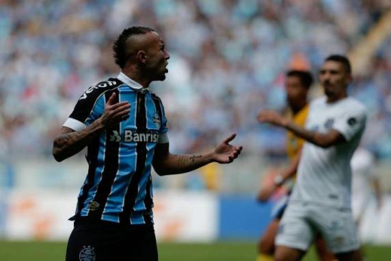 Após sair perdendo por 2 a 0, time de Renato Portaluppi marcou um gols nos acréscimos, com Everton