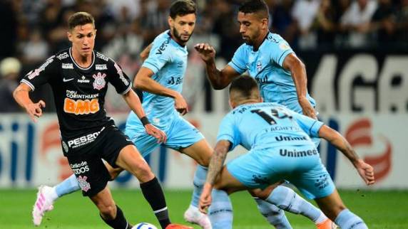 Em jogo com pênalti para os gaúchos anulado pelo VAR, Timão e Tricolor ficam no 0 a 0 e continuam com campanhas irregulares no Brasileirão; acompanhe as entrevistas