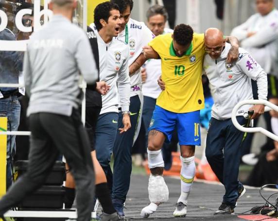 Atacante deixou o campo aos 18 minutos de jogo na vitória do Brasil sobre o Catar