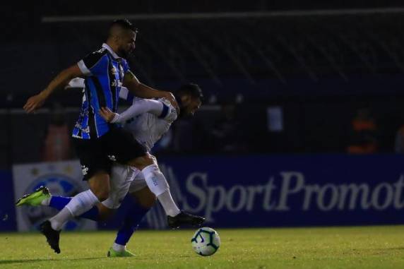Pepê entrou no lugar de Vizeu e fez o gol que garantiu a vitória gremista aos 44 minutos do segundo tempo