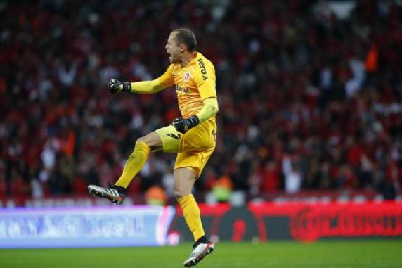 Após ganhar por 1 a 0 no tempo normal, equipe de Odair Hellmann garantiu vaga na marca da cal