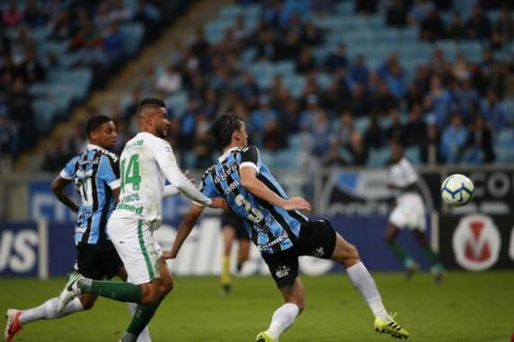 Geromel, Everton e Tardelli marcaram os gols do Tricolor, que teve um pênalti anulado nos acréscimos da partida válida pela 13ª rodada do Brasileirão