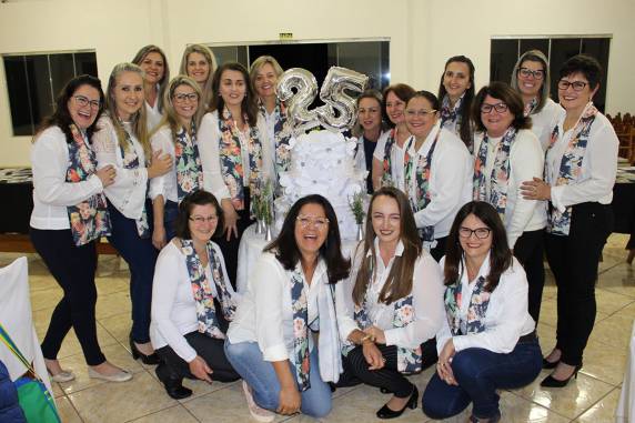 Grupo realizou um jantar para celebrar a data, ao lado dos familiares