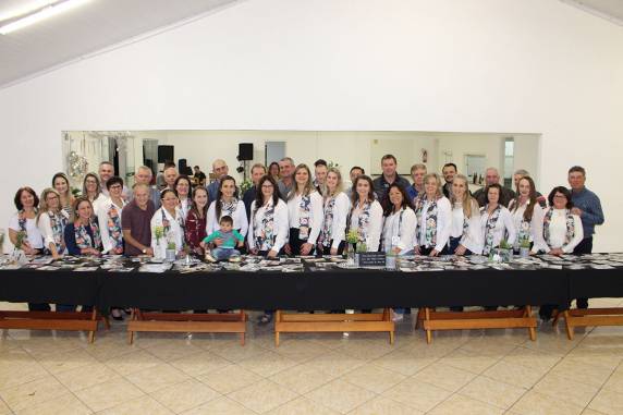 Grupo realizou um jantar para celebrar a data, ao lado dos familiares