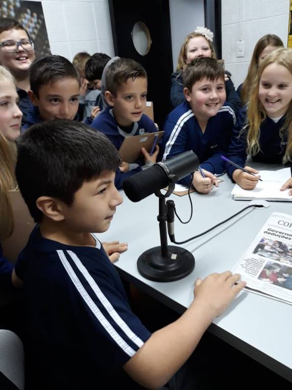 Estudantes do 3º ano do Ensino Fundamental visitaram veículos de imprensa de Três de Maio, bem como a Assessoria de Comunicação e Marketing da Setrem