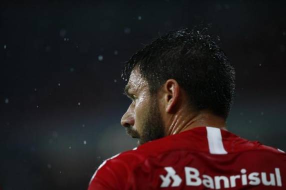 Mesmo com oito reservas, time colorado conseguiu somar três pontos no Beira-Rio