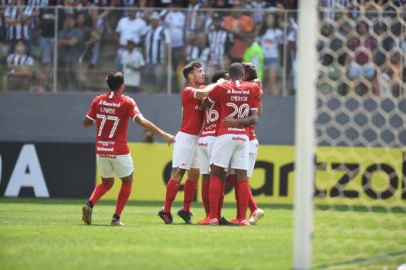 William Pottker (duas vezes) e Neilton marcaram para o time de Odair Hellmann