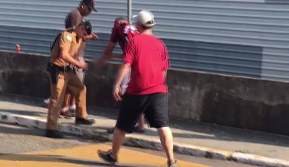 Situação aconteceu na tarde desta terça-feira (17) quando torcedores acompanham o embarque do time para a final da Copa do Brasil, em Porto Alegre (RS)