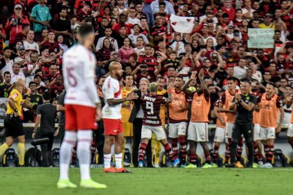 Colorado descontou com Edenilson, mas levou gols de Gabigol, Arrascaeta e Bruno Henrique
