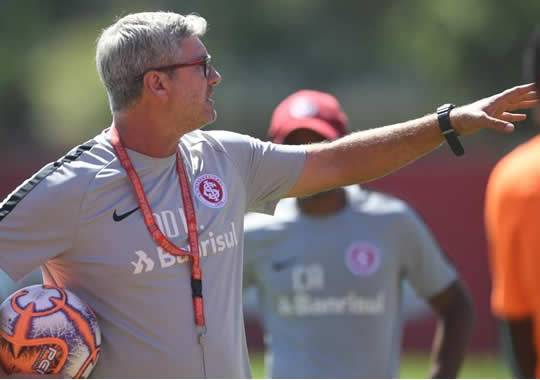 Treinador deixa o comando colorado após sequência ruim de resultados desde a perda do título da Copa do Brasil