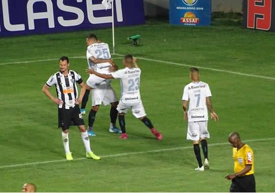 Tricolor aproveita falha de Wilson e expulsão de Cazares. Derrota faz Galo demitido Rodrigo Santana